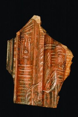 Morceau de tuile avec dessin à la craie blanche par FILLAUDEAU Noël